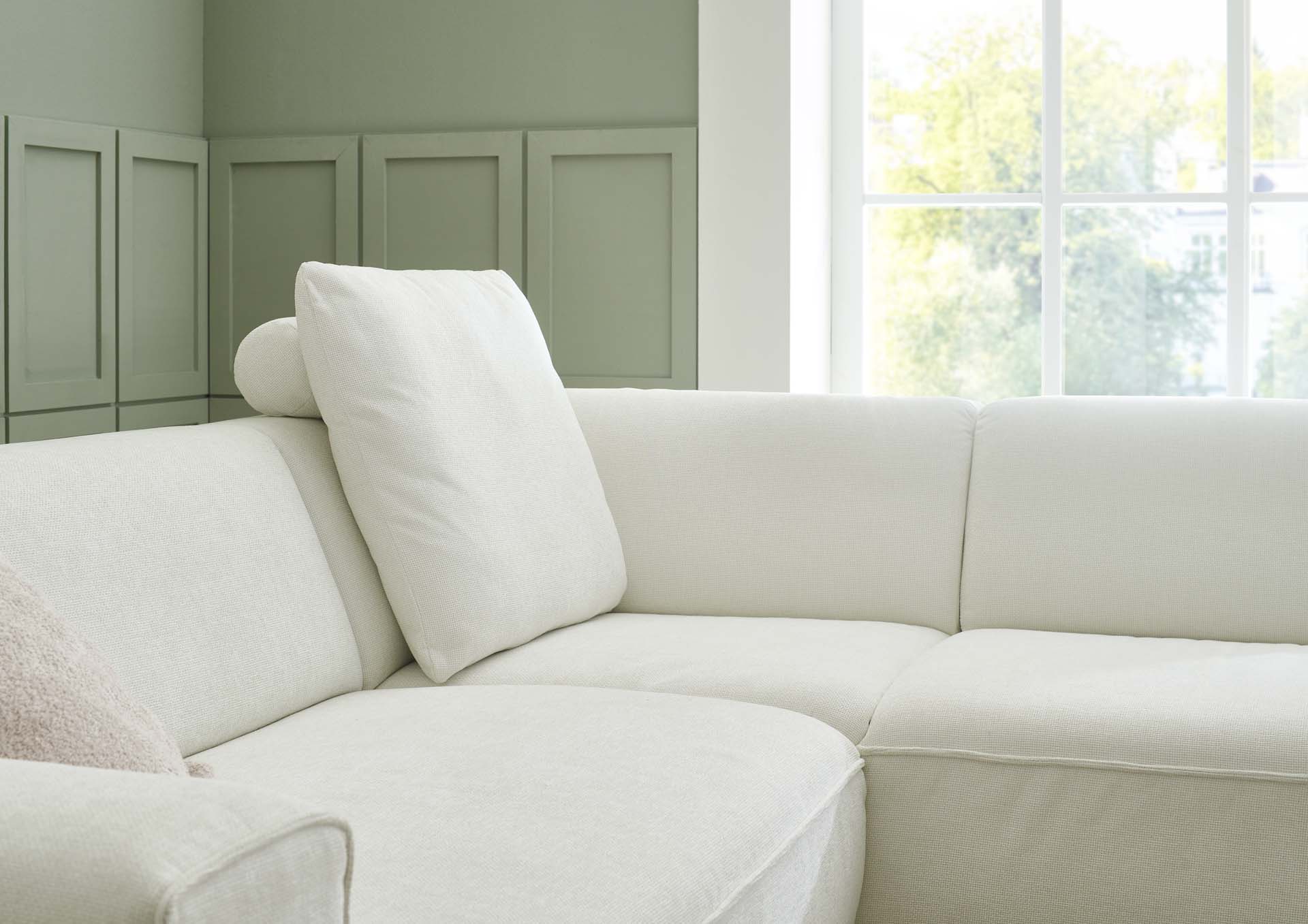 Marcus sarokgarnitúra, motoros kihúzható üléssel, Cody natúr, 1 db hengeres hátpárna + 5 db díszpárnával, 254x227 cm