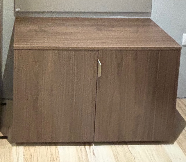 Modulo M9A szekrény, 2 ajtós fix polcozású, fogantyú alu, dió, 90x54x40cm