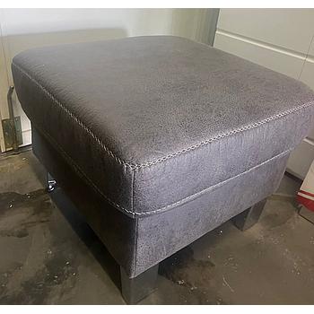 STAN Puff 60x60 cm - Szövet: Taurus Grau, Tűzés: keresztszemes kontrasztvarrás, Láb: króm, Komfort: boxspring, Ülésmagasság: kb. 51 cm